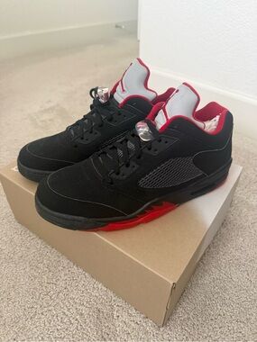 Jordan Men's Black and Red Retro Basketball Sneakers